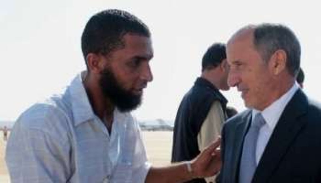 Le chef du CNT libye, Moustafa Abdeljalil (à droite) à l’aéroport de Benghazi, le 10 septembre 20 © AFP