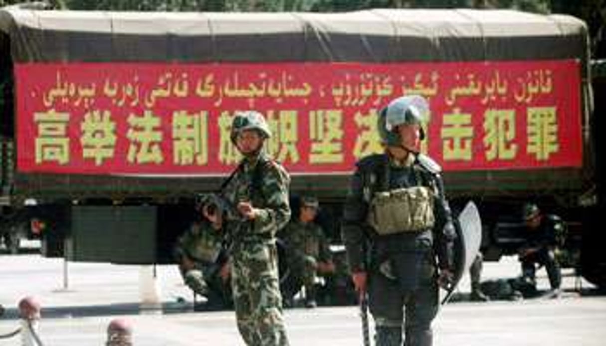 Policiers en armes à Kachgar, le 2 août. © Reuters