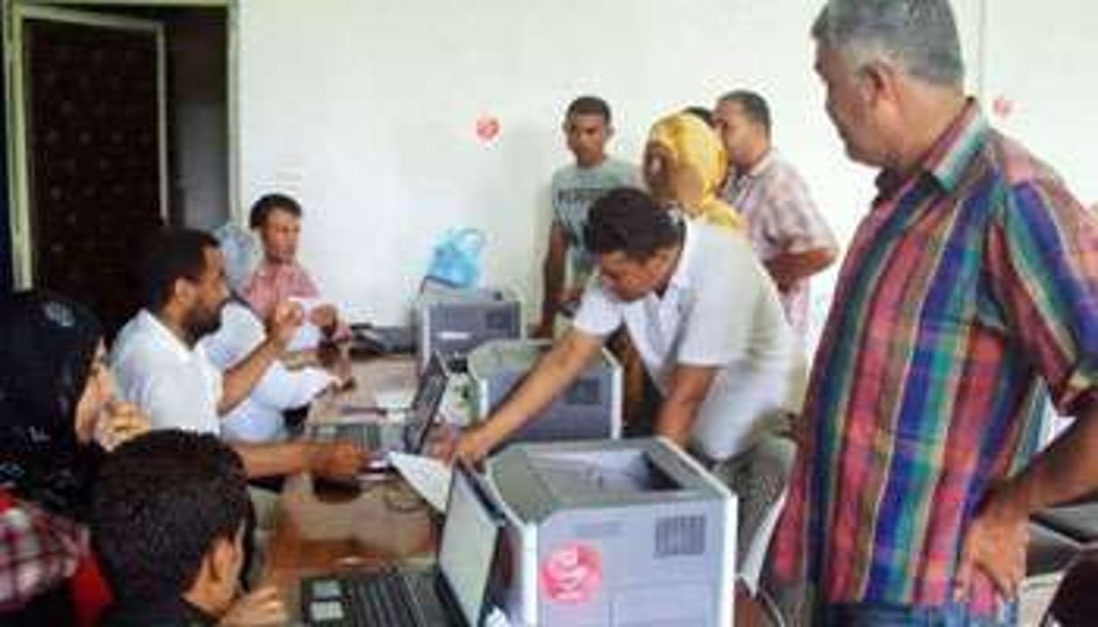 Des électeurs s’inscrivent aux liste électorales en Tunisie. © AFP