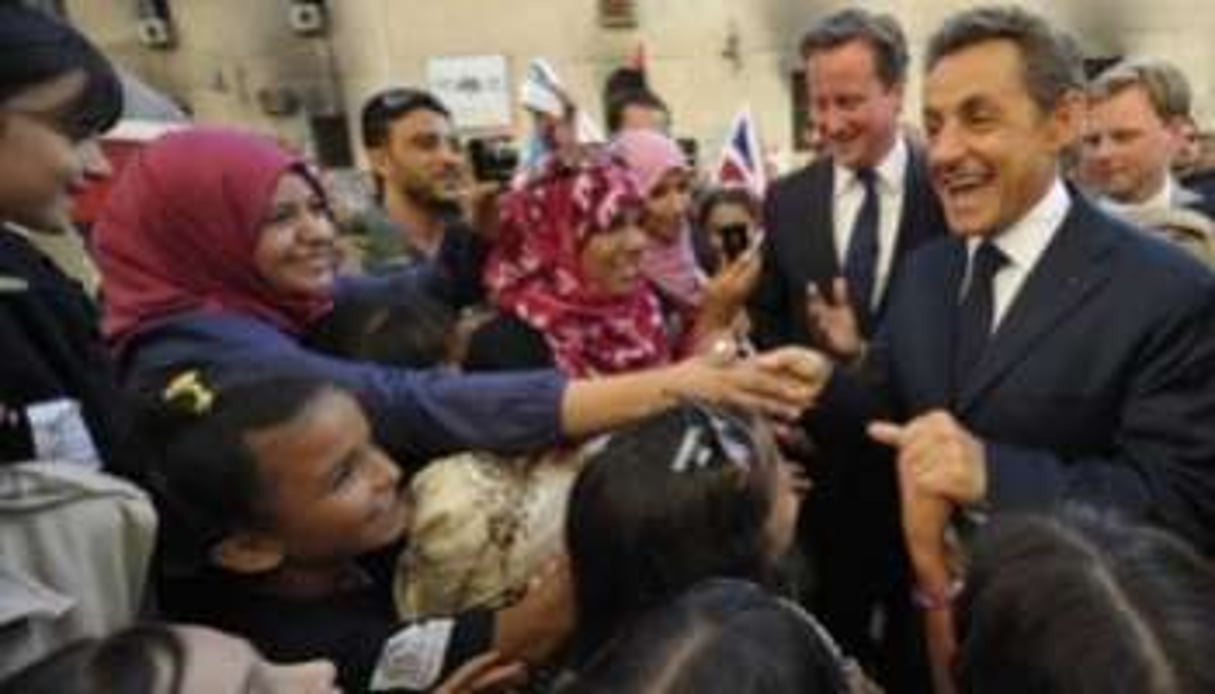 Nicolas Sarkozy (D) et David Cameron prennent un bain de foule à Benghazi, le 15 septembre 2011. © AFP