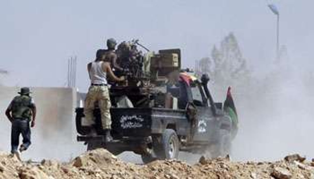 Les forces des nouvelles autorités combattent le 16 septembre 2011 0 Bani Walid. © AFP