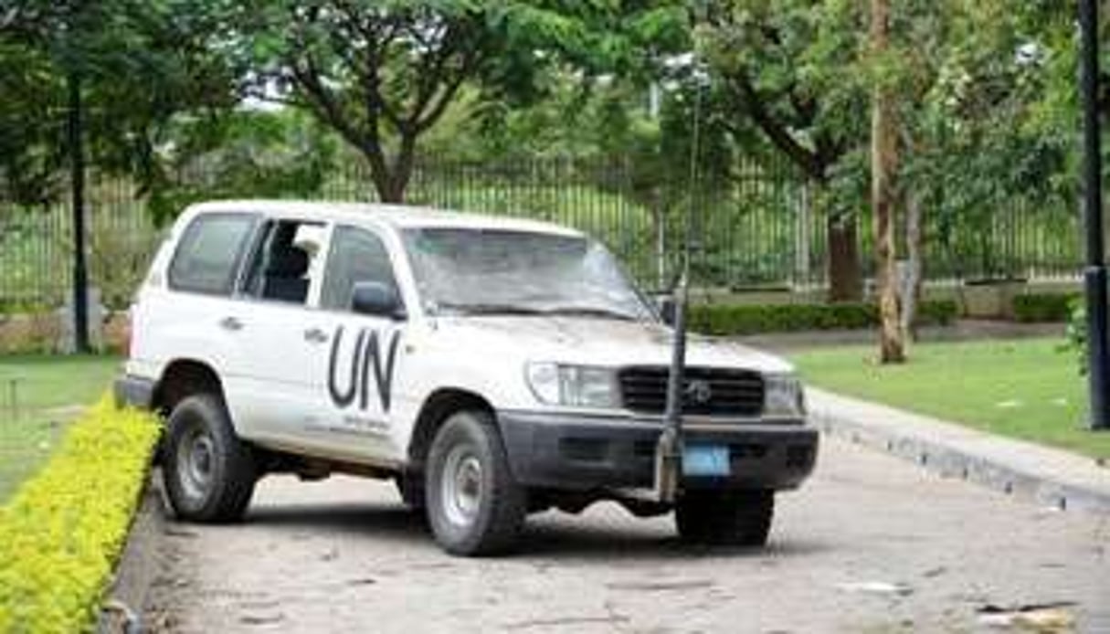 Un véhicule de l’ONU qui a été endommagé après l’attaque contre un bâtiment de l’ONU. © AFP