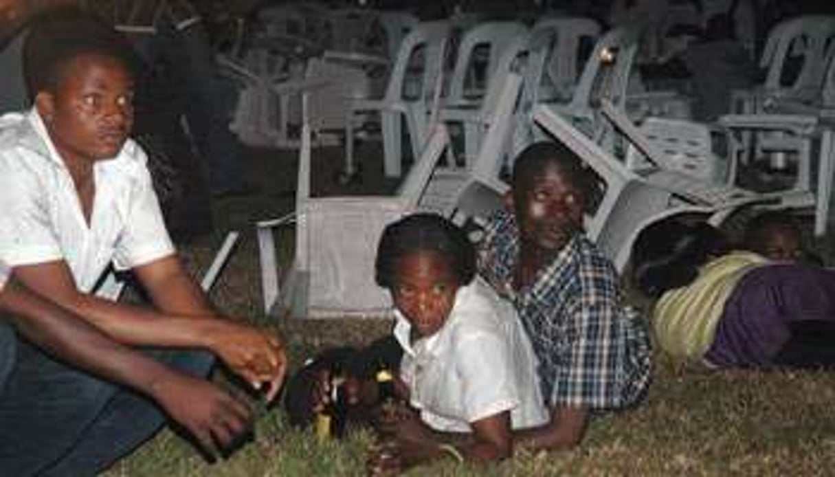 Des rescapés des attentats de Kampala le 11 juillet 2010. © AFP