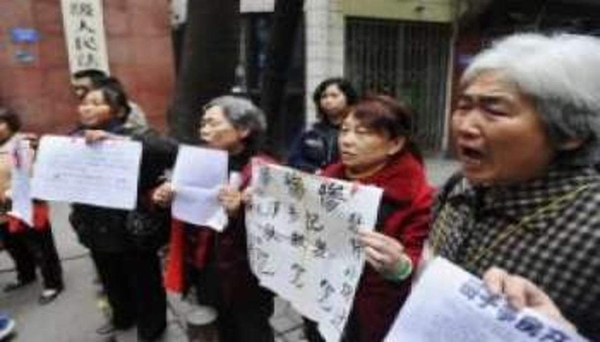 Manifestation de victimes abusées par un chef mafieux, à Chongqing, mai 2010. © AFP