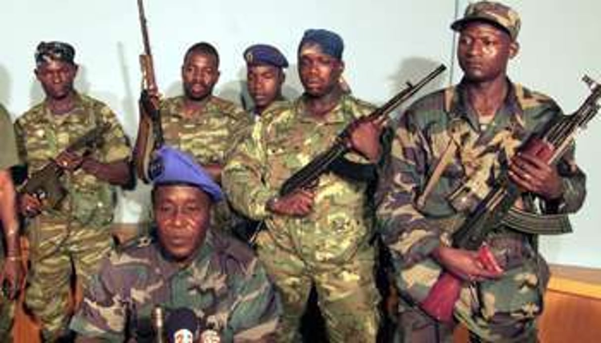 Le général Gueï entouré des putschistes, en décembre 1999. © AFP