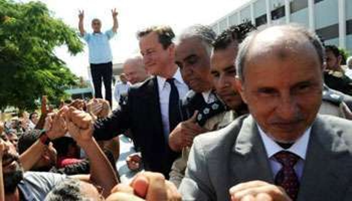 Mustapha Abdeljalil (d.) aux côtés de David Cameron (g.), le 15 septembre à Tripoli. © AFP