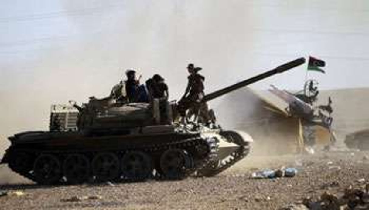 Des combattants du CNT libyen sur un char, près de Bani Walid, le 21 septembre 2011. © AFP