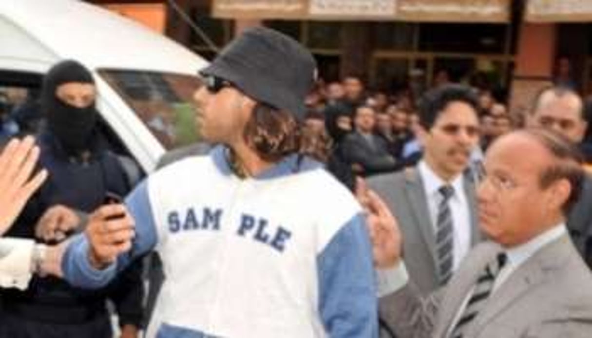 Adil El-Atmani lors d’une reconstitution de l’attentat du 28 avril 2011 au café Argan à Marrakech. © AFP