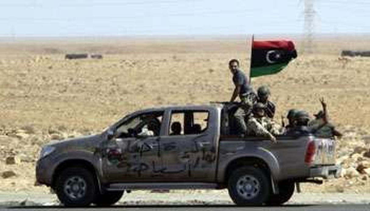 Des combattants du CNT libyen, près de Bani Walid, le 23 septembre 2011. © AFP