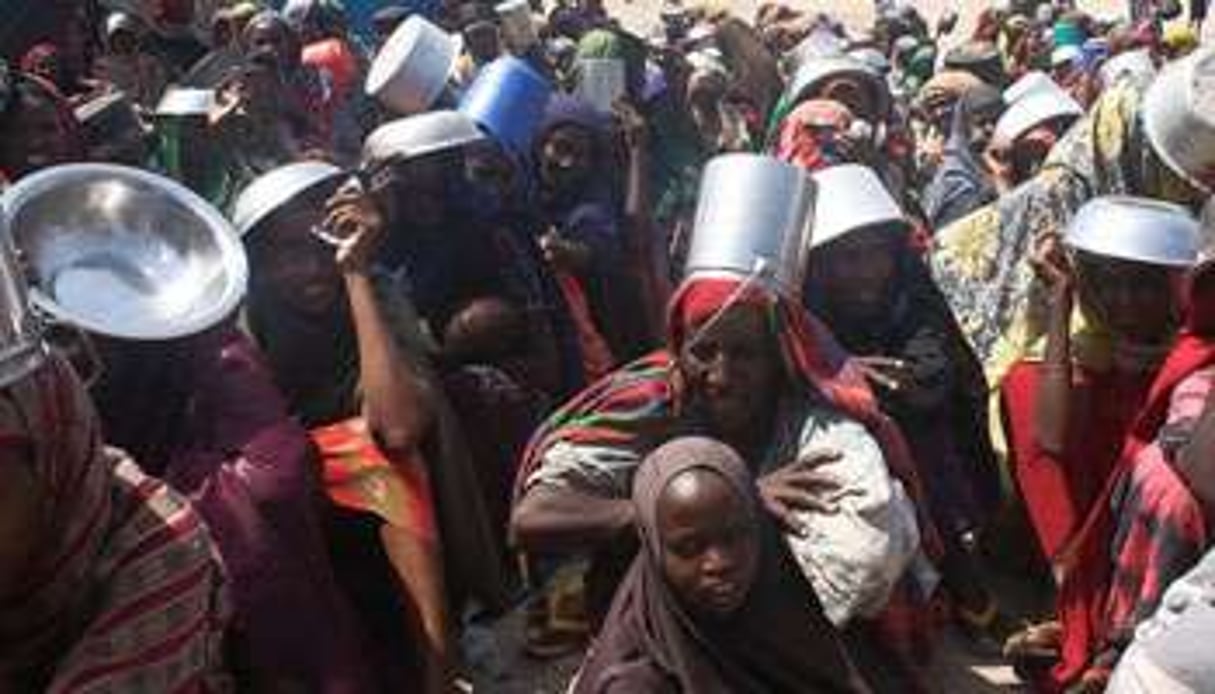 Des familles originaires du sud de la Somalie attendent de la nourriture dans un camp de réfugiés © AFP