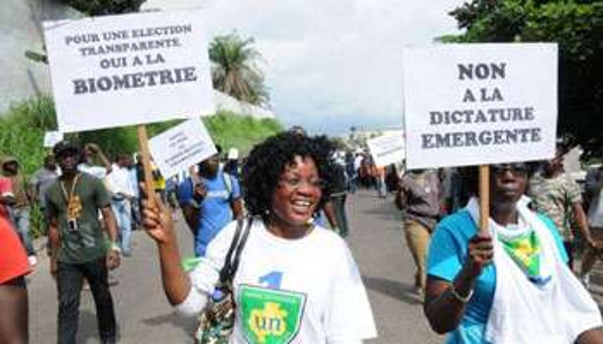 Des militants gabonais pour plus de transparence dans les élections (Libreville, novembre 2010). © AFP