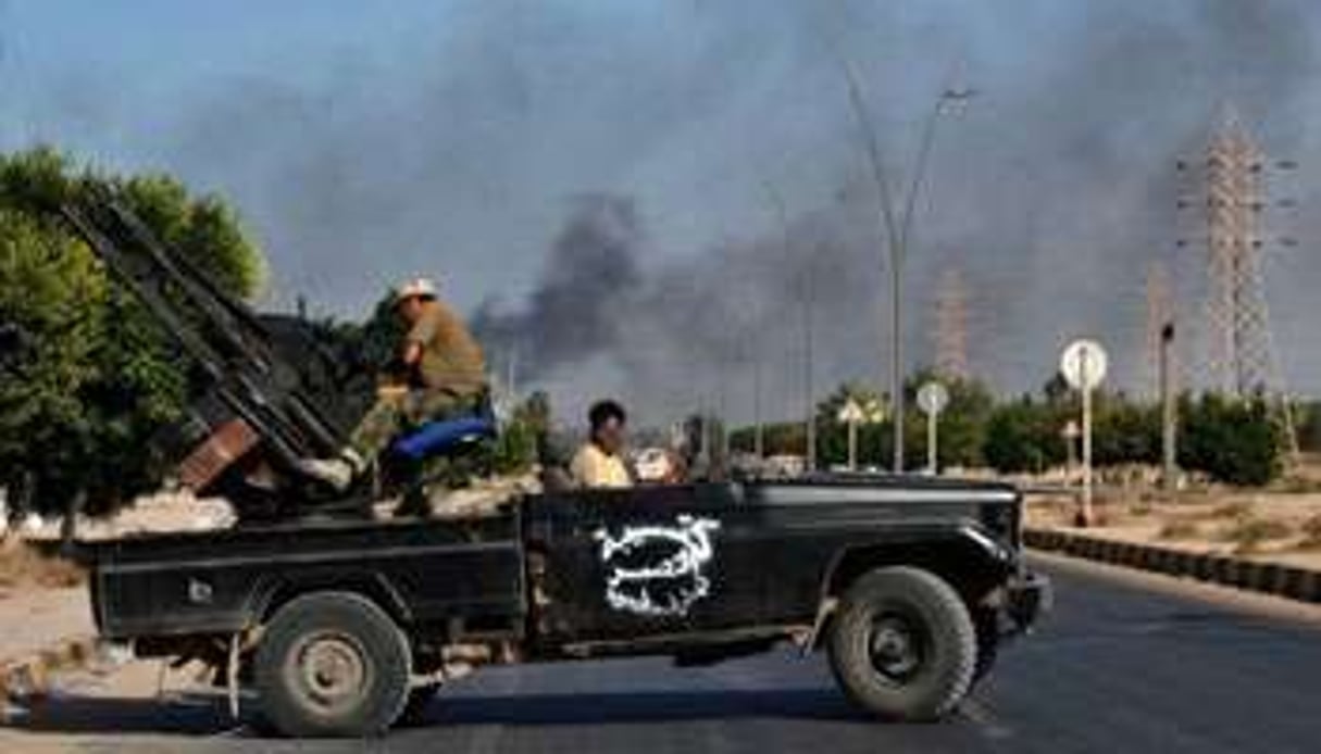 Des combattants du CNT libyen, le 24 septembre 2011 près de Syrte. © AFP