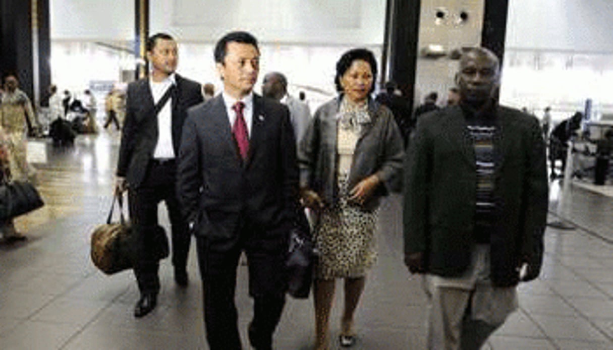 Marc Ravalomanana et sa femme à leur arrivée à l’aéroport de Johannesburg, le 19 février. © AFP