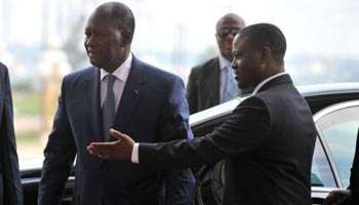 Le président Alassane Ouattara est accueilli par le Premier ministre Guillaume Soro. © AFP