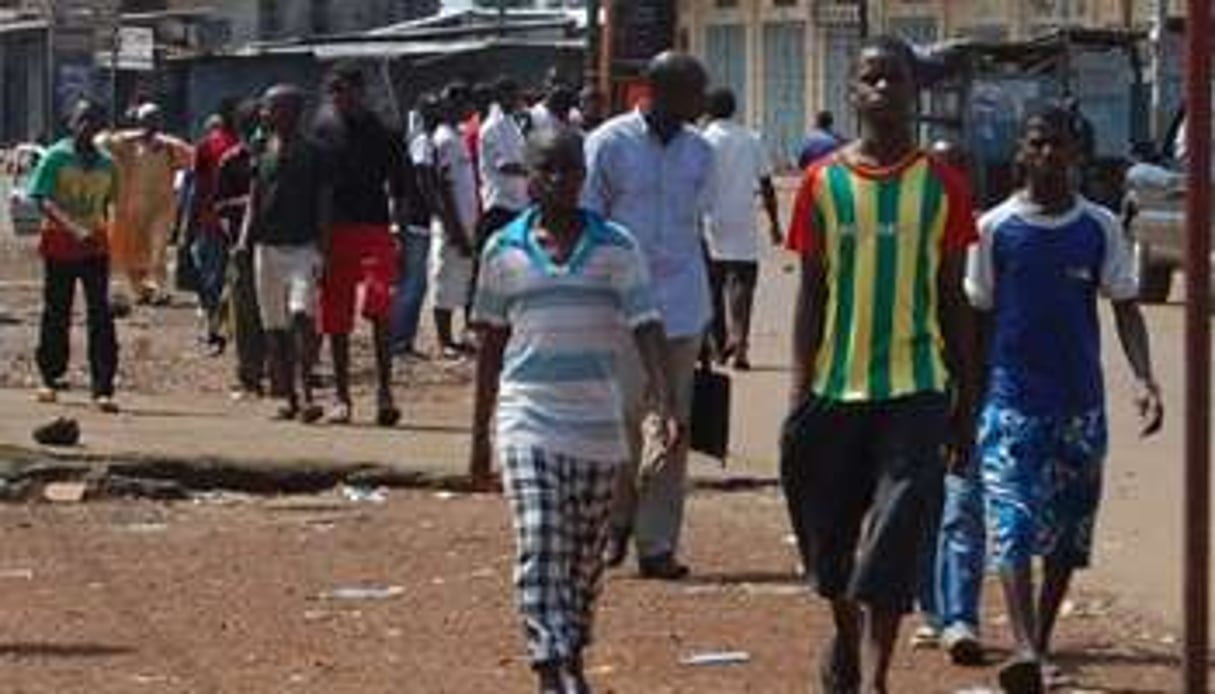 Des personnes marchant dans une rue de Conakry, le 28 septembre 2011. © AFP