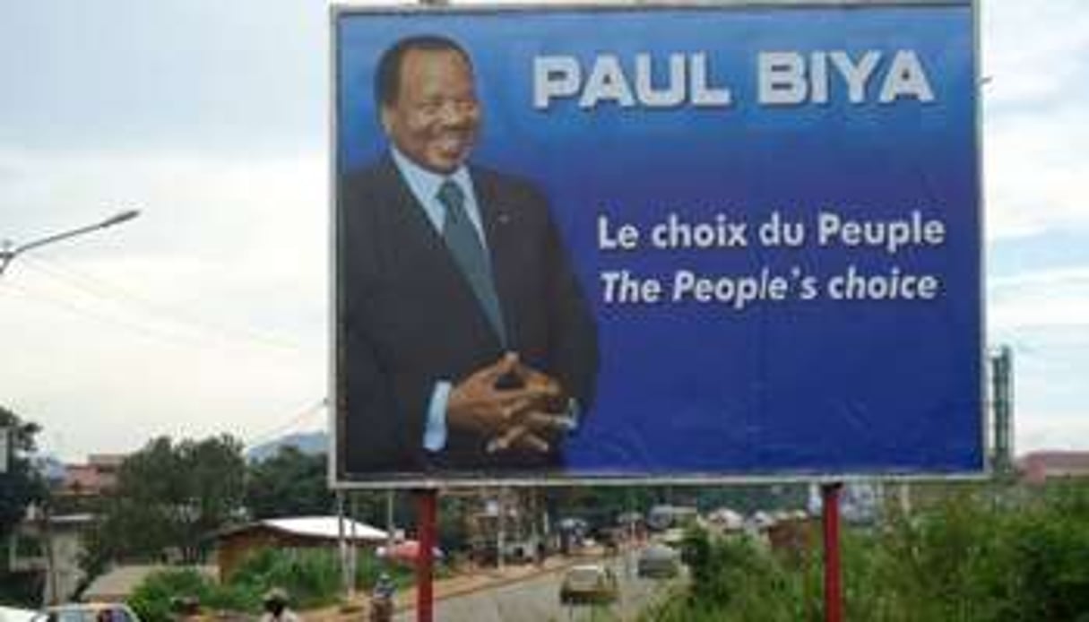 Une affiche appelant à voter pour le président sortant Paul Biya, le 24 septembre 2011 à Yaoundé © AFP
