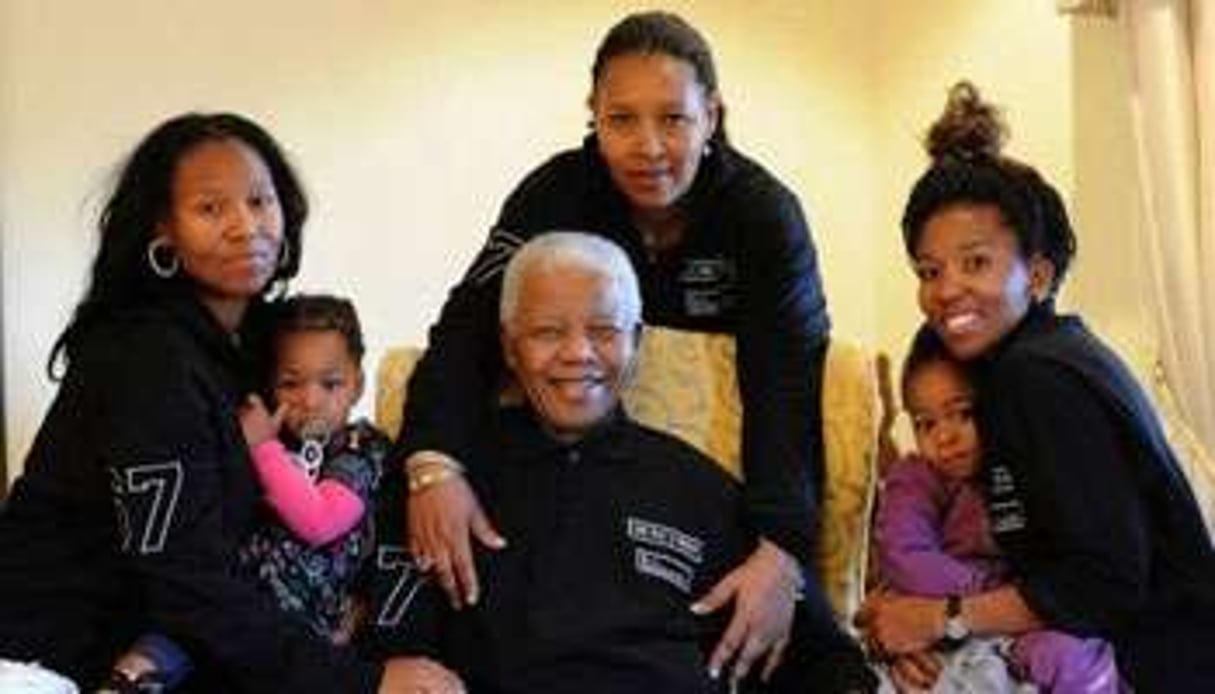 Nelson Mandela entouré par sa famille, à la veille de son 93e anniversaire. © AFP