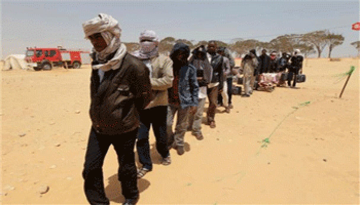 Des réfugiés arrivés de Libye à l’entrée du camp de Choucha en Tunisie. © AFP