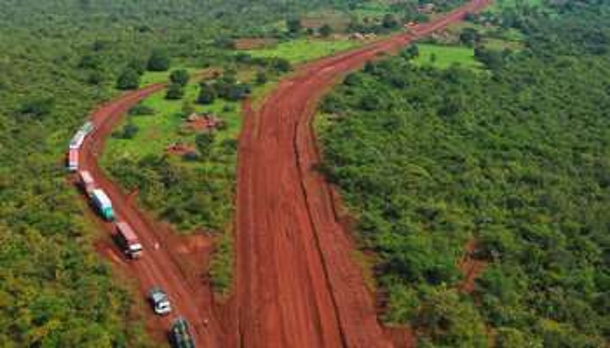 La route Garoua-Boulaï-Ngaoundéré, en cours de construction. © Renaud Vandermeeren pour J.A