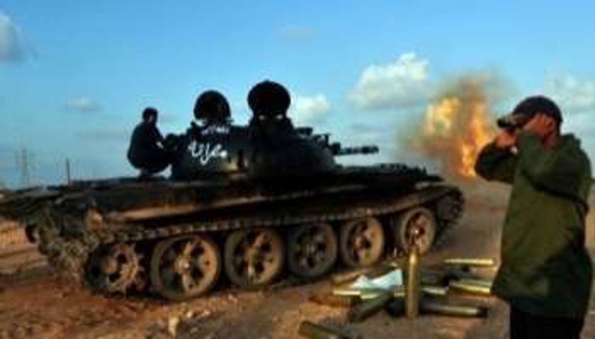 Combattants du CNT bombardant des positions pro-Kaddafi à l’ouest de Syrte, le 29 septembre 2011. © AFP