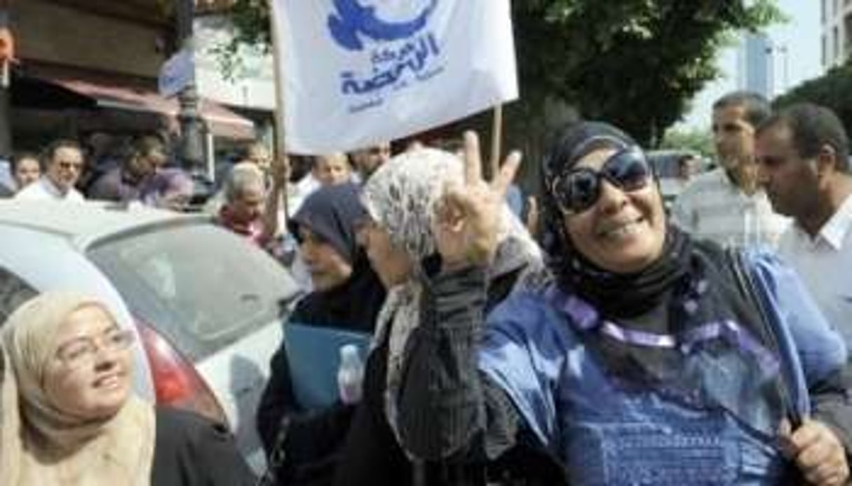 Des partisans du mouvement islamiste Ennahda en campagne à Tunis le 1er octobre 2011. © AFP