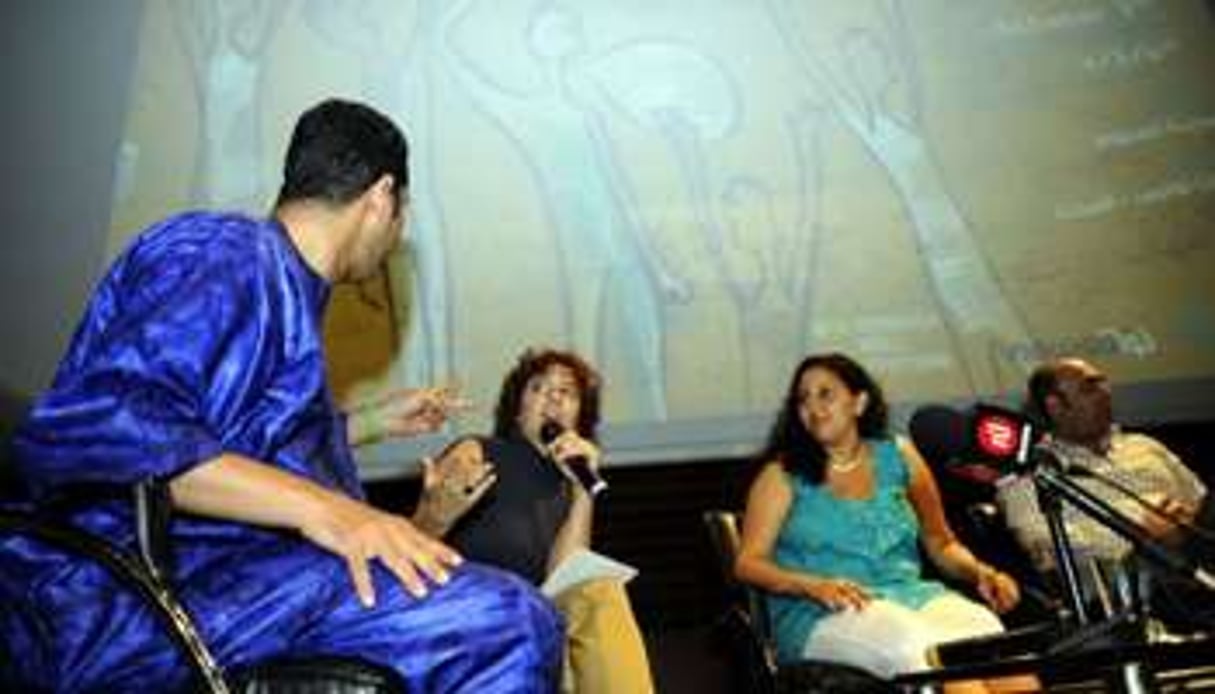 Nasser Weddady (G), Leila Nachwati (C), Manal Hassan (2e D) et Hassen Youssef (D) le 3 octobre 2011. © AFP