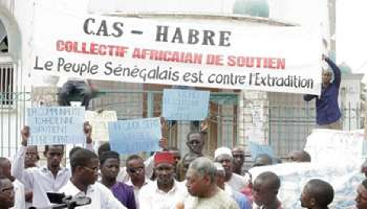 Des supporters de Hissène Habré manifestent à Dakar, le 10 juillet 2011. © AFP/Archives, Moussa Sow