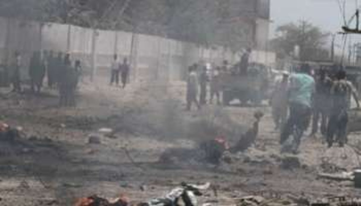Le 4 octobre 2011 à Mogadiscio, sur le lieu de l’attentat-suicide. © AFP