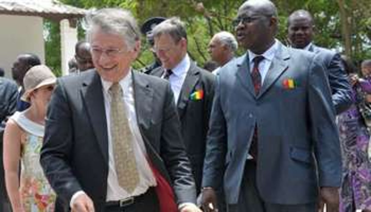 K. Klitzing (G), Nobel de Physique et le ministre sénégalais de l’Enseignement Amadou Tidiane Bâ. © AFP