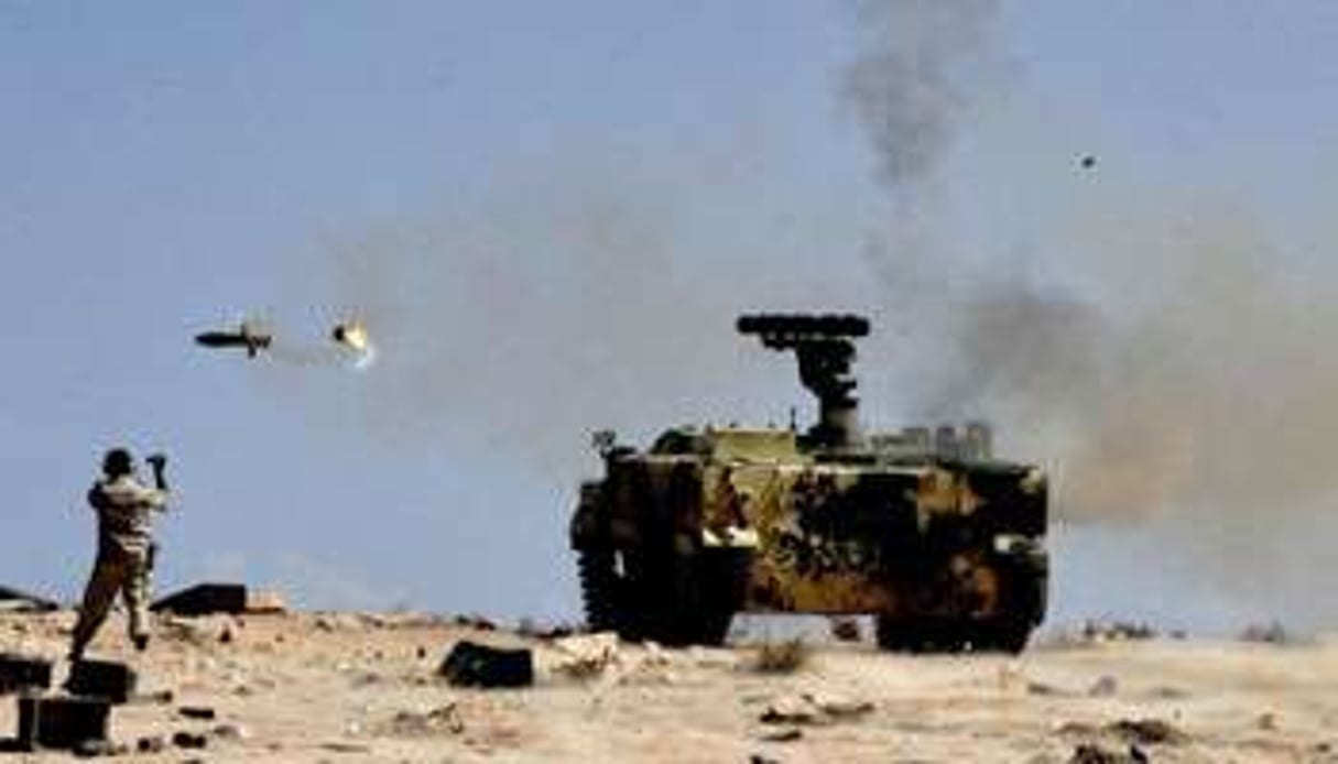 Des combattants du CNT libyen tirent sur les positions des pro-Kadhafi, le 5 octobre 2011 à Syrte. © AFP