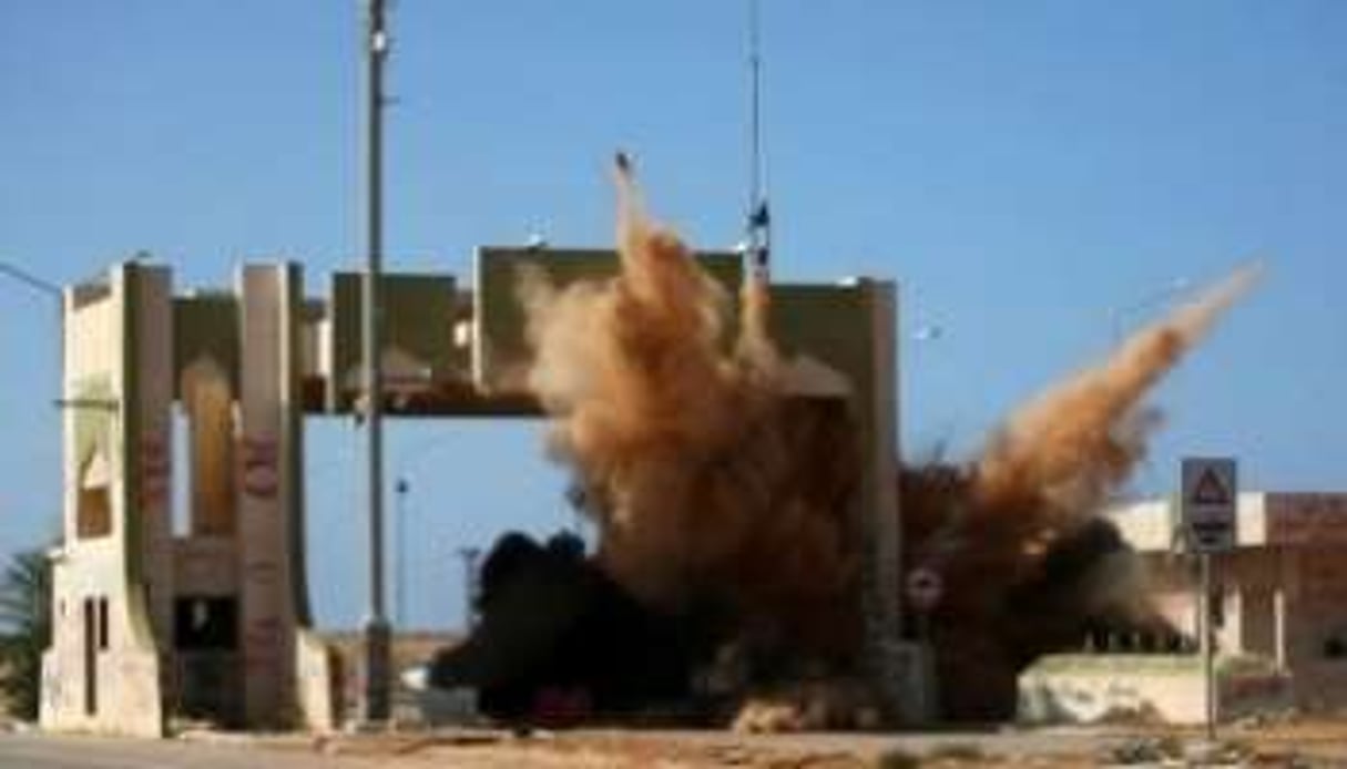Des combattants du CNT libyen détruisent le porte est de Syrte, le 5 octobre 2011. © AFP