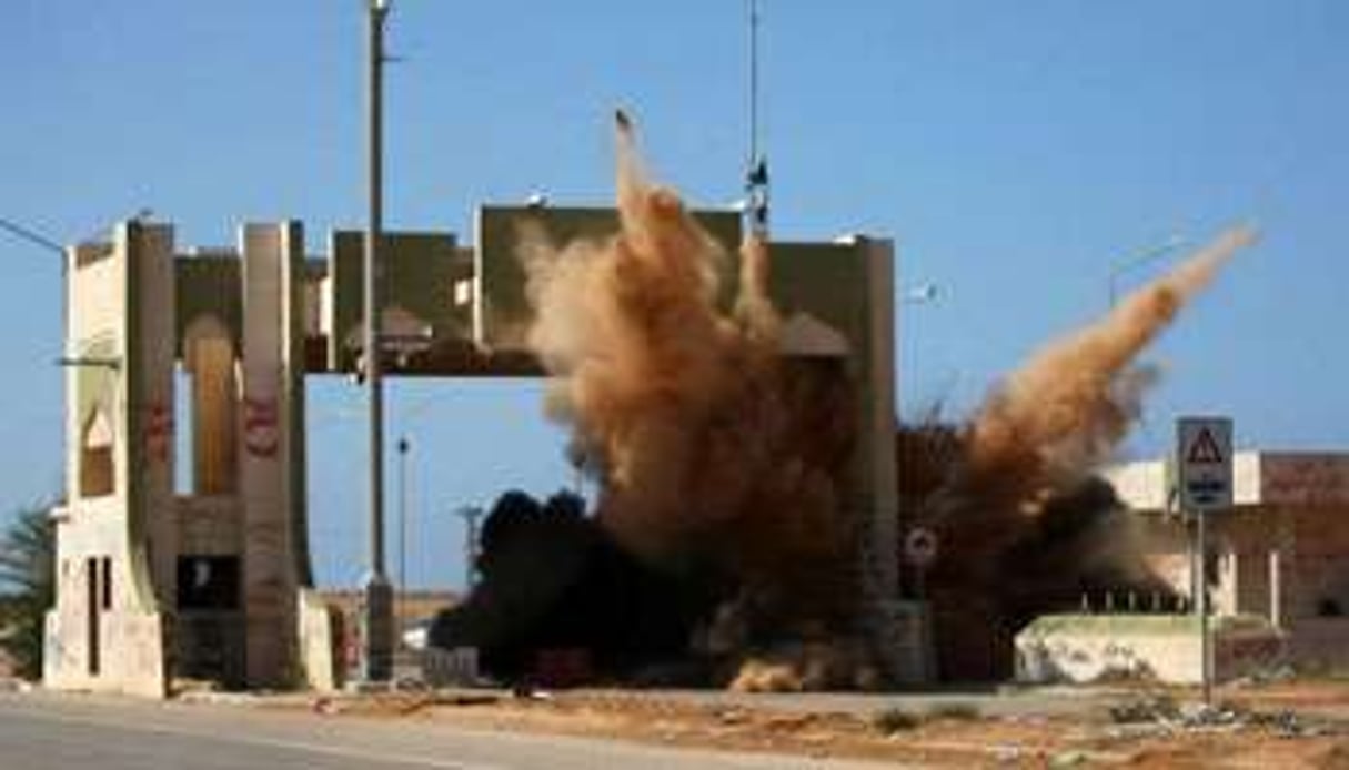 Des combattants du CNT libyen détruisent le porte est de Syrte, le 5 octobre 2011. © AFP