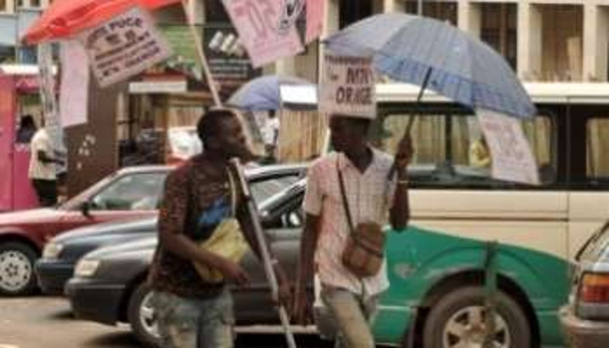 Vendeurs de rues à Yaounde (Cameroun), le 7 octobre 2011 © AFP