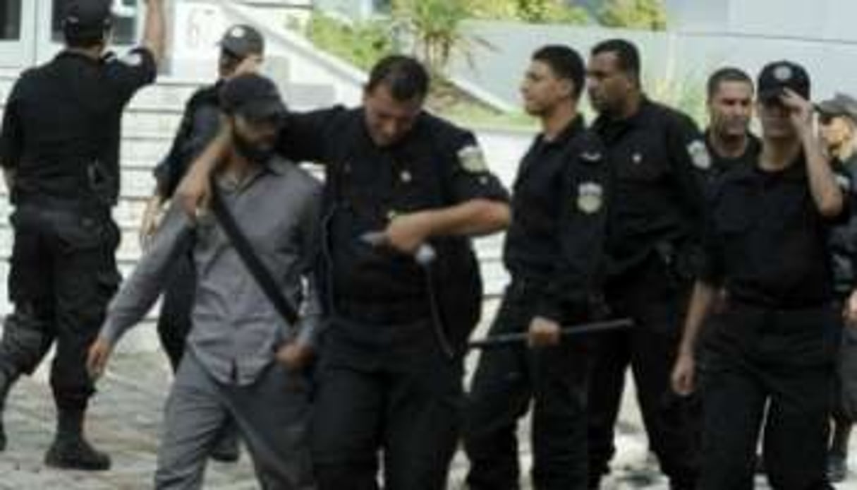 Des policiers arrêtent un des 300 salafistes qui ont tenté d’incendier Nessma. © AFP