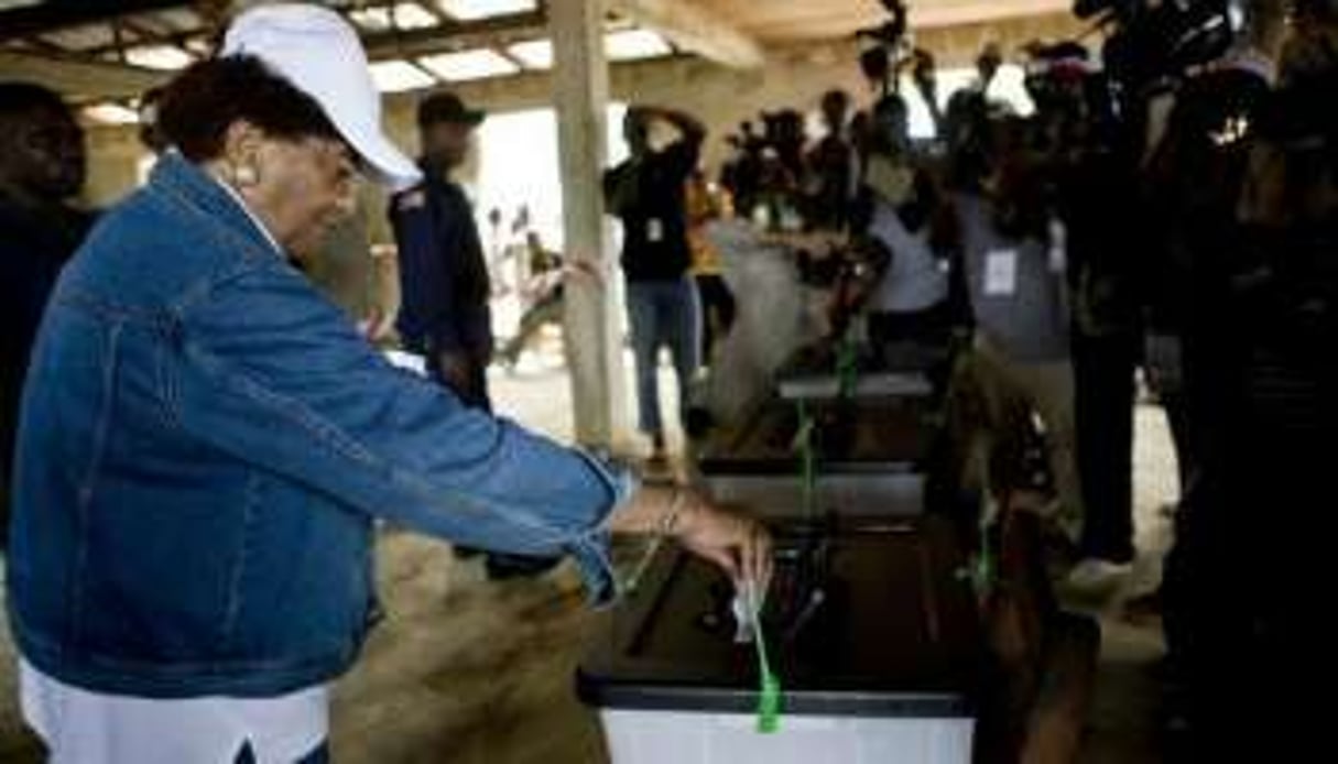 Vote de la présidente sortante Ellen Johnson Sirleaf, le 11 octobre 2011 à Morovia. © AFP