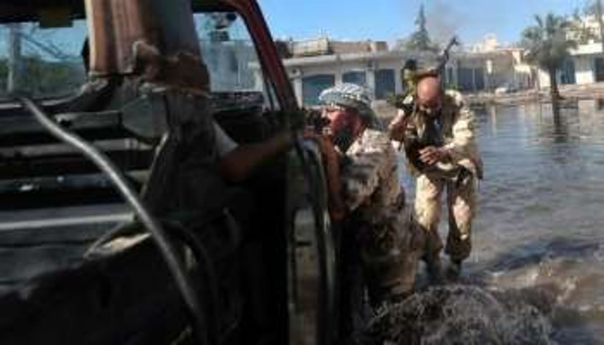Des combattants du CNT le 13 octobre à Syrte. © Aris Messinis/AFP