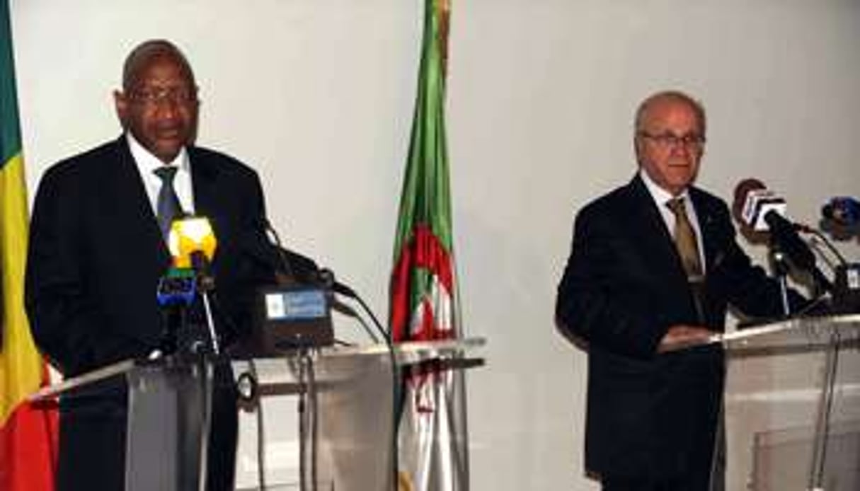 Le 11 septembre 2011, S.B. Maïga et son homologue algérien Mourad Medelci. © Farouk Batiche/AFP