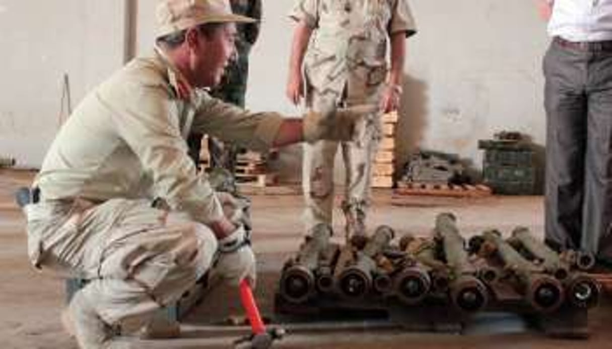 Des militaires libyens neutralisent des missiles à Benghazi, le 1 octobre 2011. © AFP