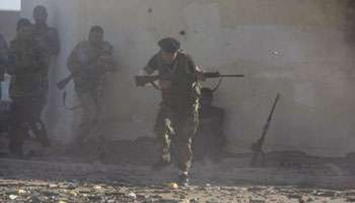Des combattants du CNT libyen affrontent les forces loyalistes, le 16 octobre 2011 à Syrte. © AFP