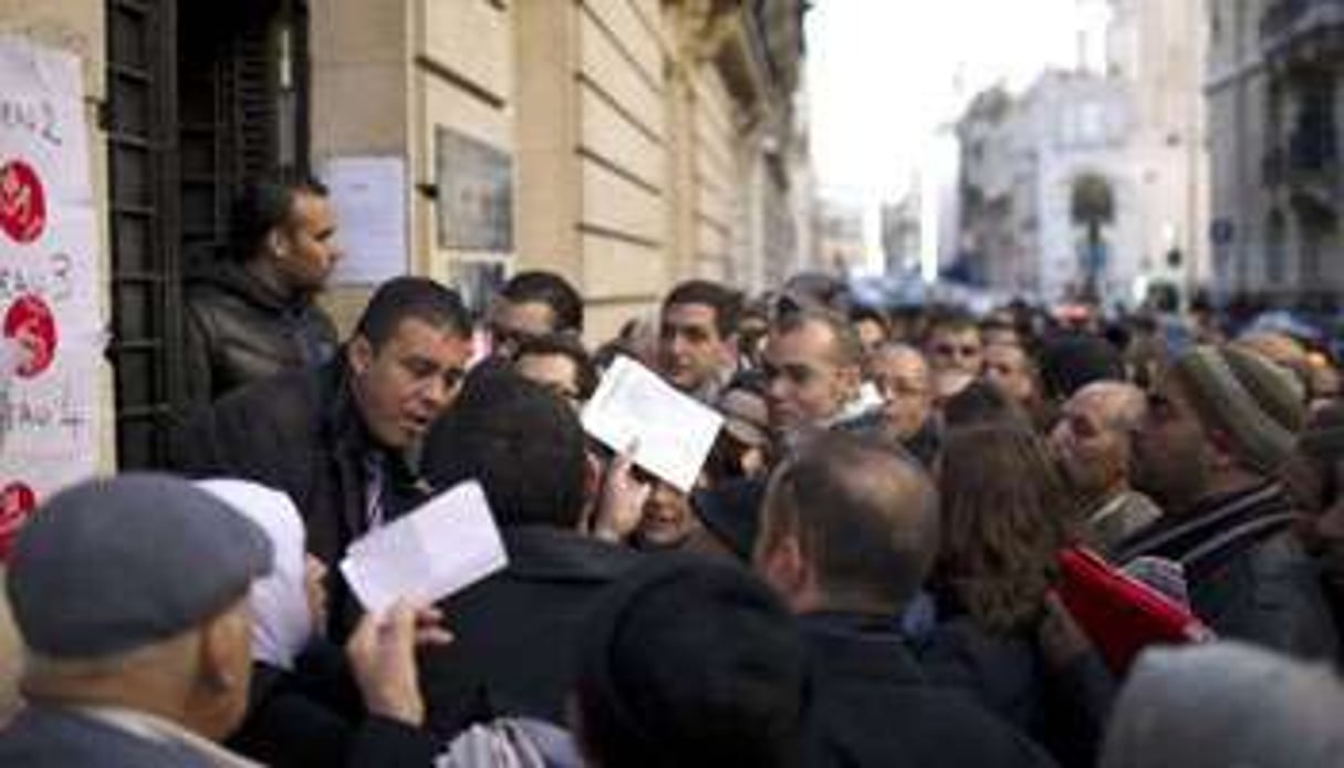 Des Tunisiens devant le consulat le 20 octobre 2011 à Paris. © AFP