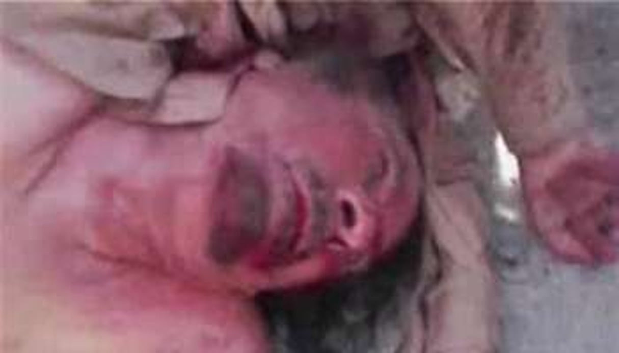 Que faire du corps de Mouammar Kadadfi, tué le 20 octobre 2011 ? © Capture d’écran d’Al-Jazira