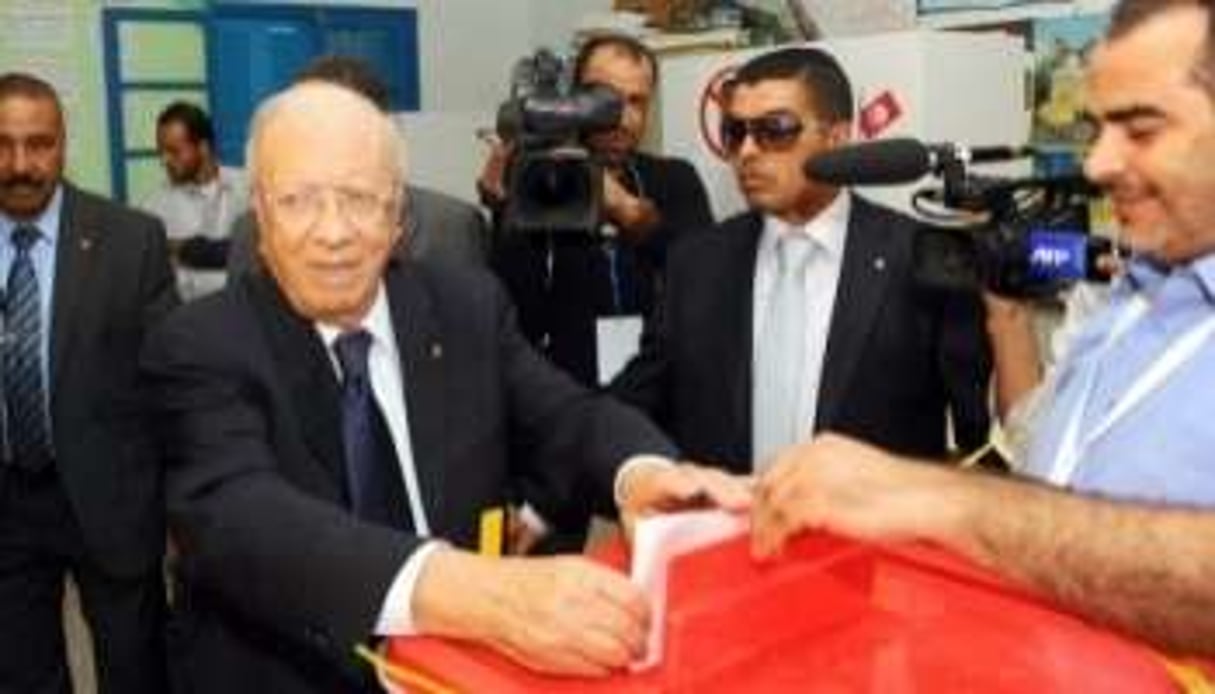 Le Premier ministre Beji Caïd Essebsi vote, le 23 octobre 2011 à Tunis. © AFP