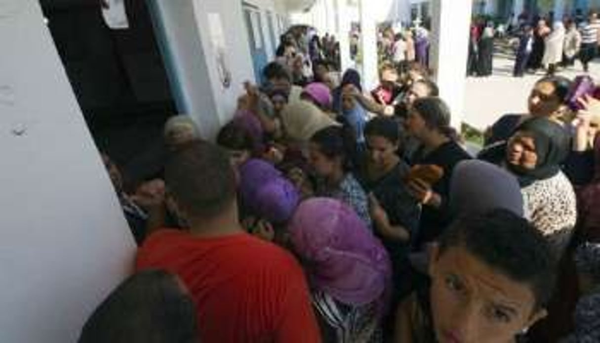 File d’attente devant un bureau de vote le 23 octobre à Tunis. © Lionel Bonaventure/AFP