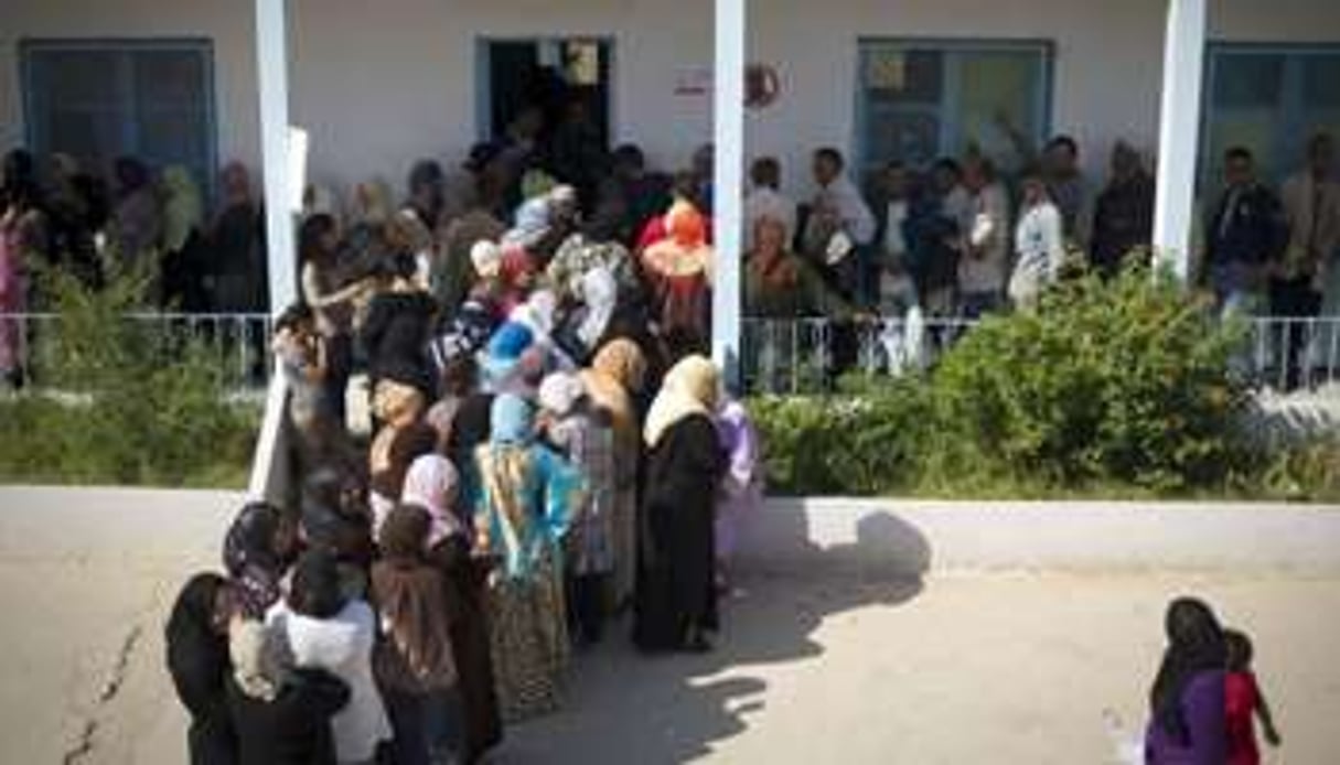 Des Tunisiens font la queue pour aller voter le 23 octobre à Tunis. © AFP/Lionel Bonaventure