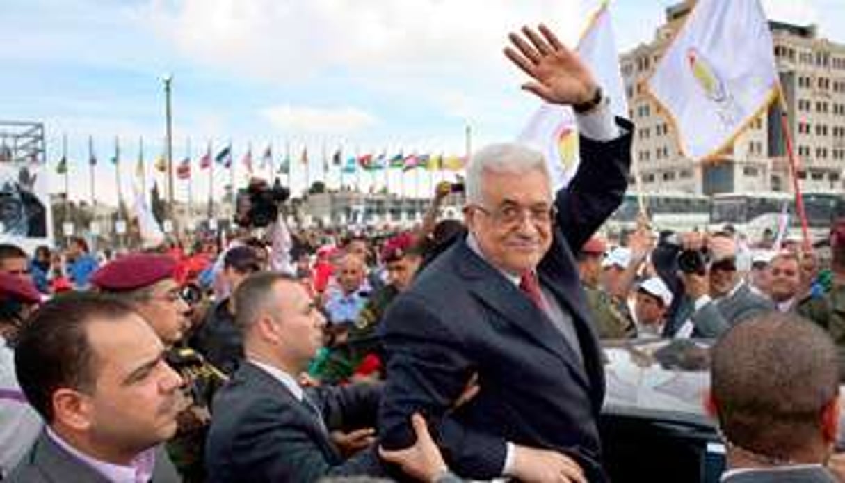Mahmoud Abbas saluant la foule, le 8 octobre, à Ramallah. © SIPA PRESSE