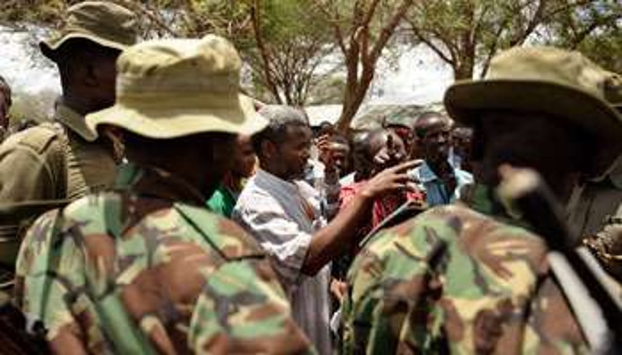Militaires kényans parmi les habitants de Liboi, près de la frontière somalienne. © Tony Karumba/AFP