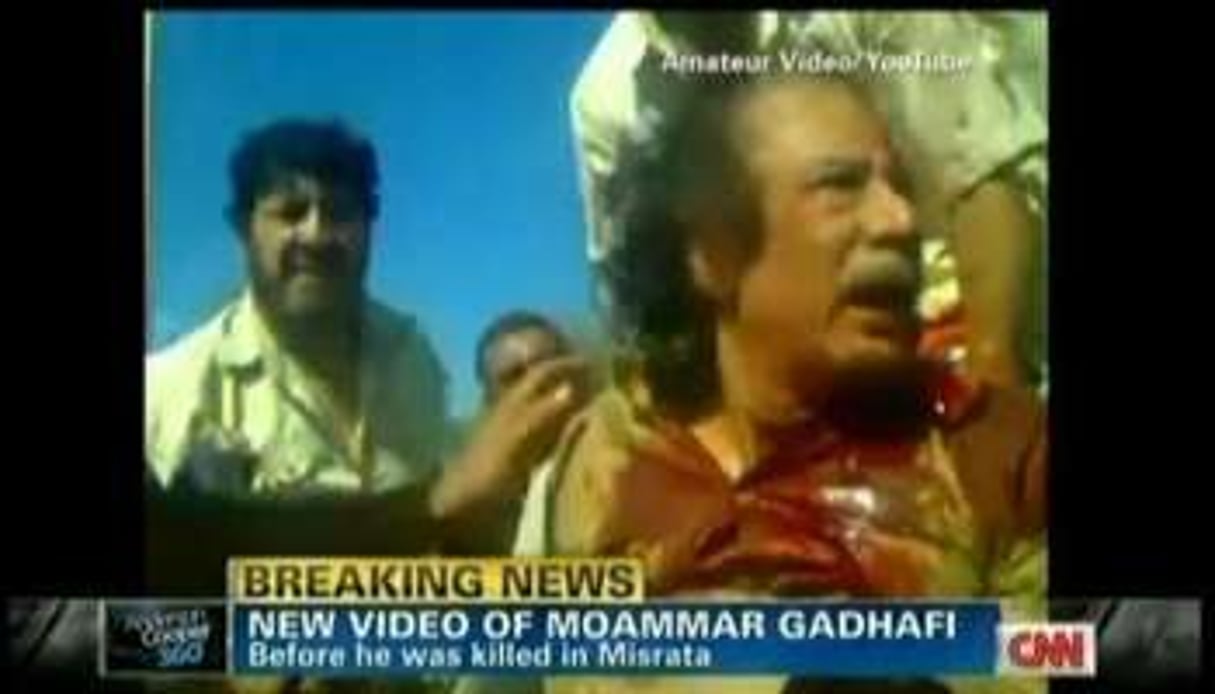 Capture d’écran d’une vidéo YouTube diffusée sur CNN montrant Kadhafi peu de temps avant sa mort. © AFP