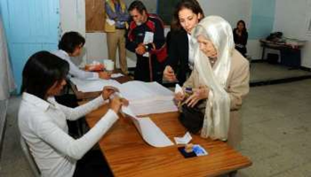 Des Tunisiens vote le 23 octobre à Tunis. © Féthi Belaid/AFP