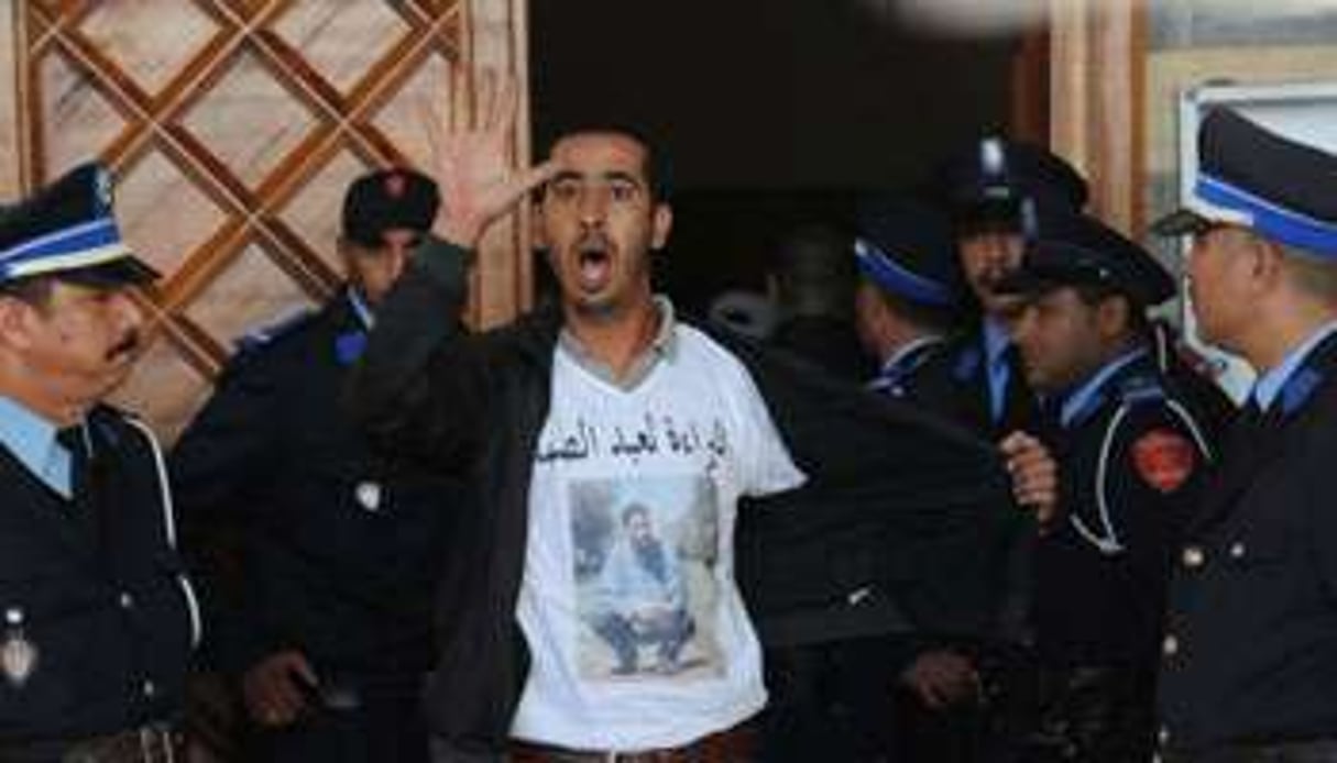 Un proche d’un des accusés du procès de l’attentat de Marrakech sort de l’audience au tribunal. © AFP
