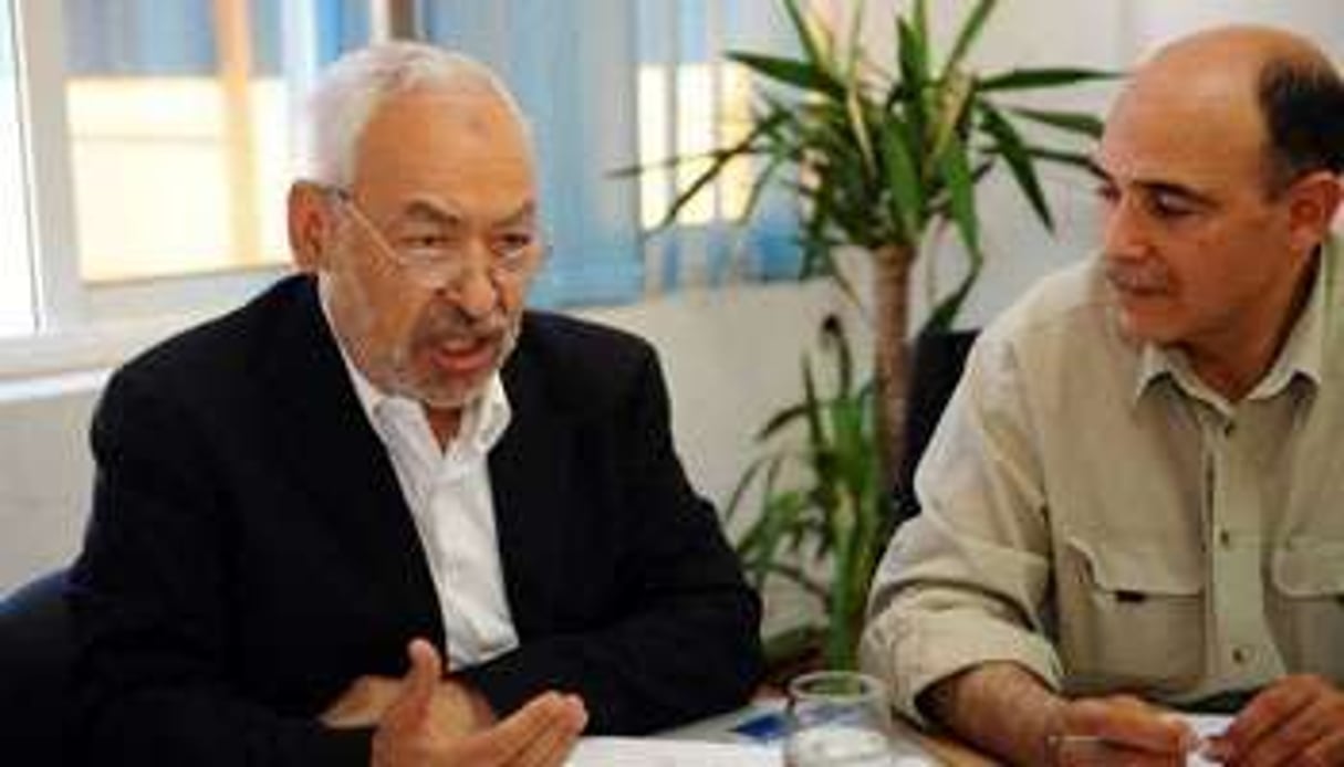 Rached Ghannouchi (à gauche), cofondateur du parti Ennahda, au cours d’une réunion, le 27 octobre. © AFP